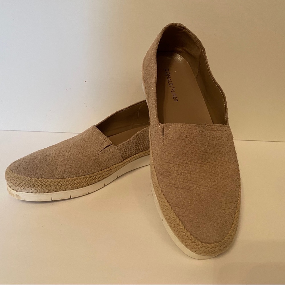 DONALD PLINER SHOES FLAT TAN SUEDE WHITE SOLES Size 7.5